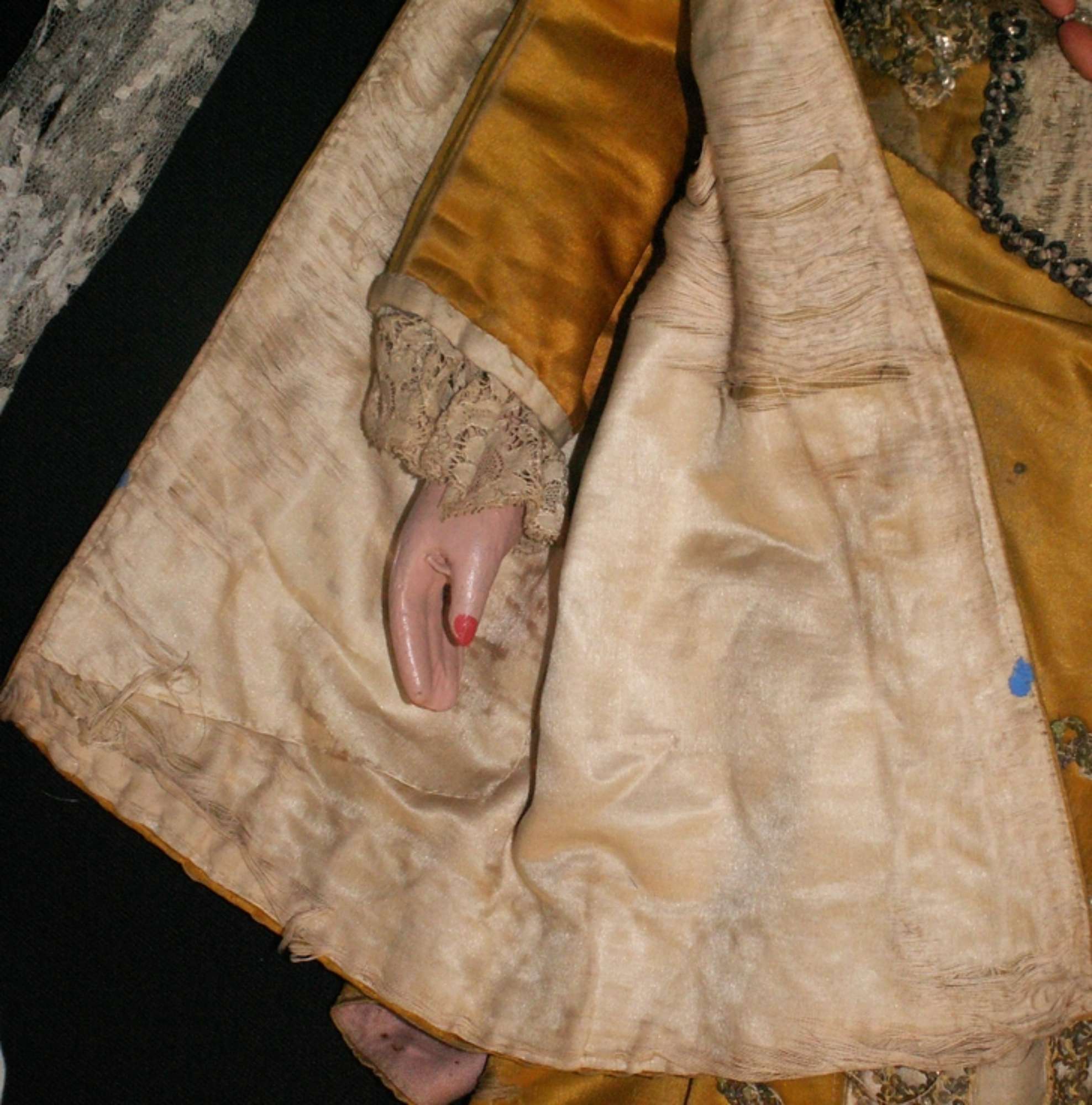 Manica destra prima del restauro